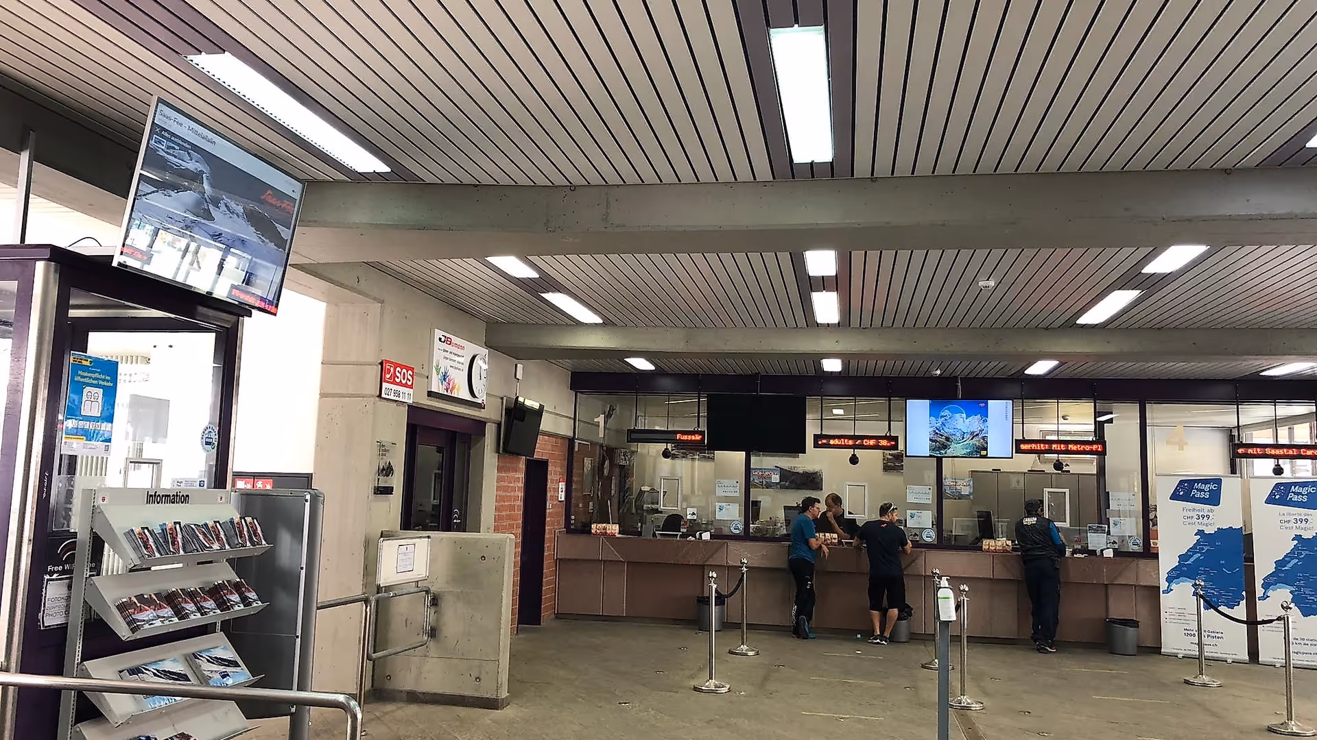 DOOH Screen Kassenbereich Alpin Express Saas Fee