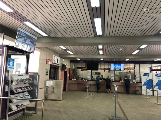 DOOH Screen Kassenbereich Alpin Express Saas Fee