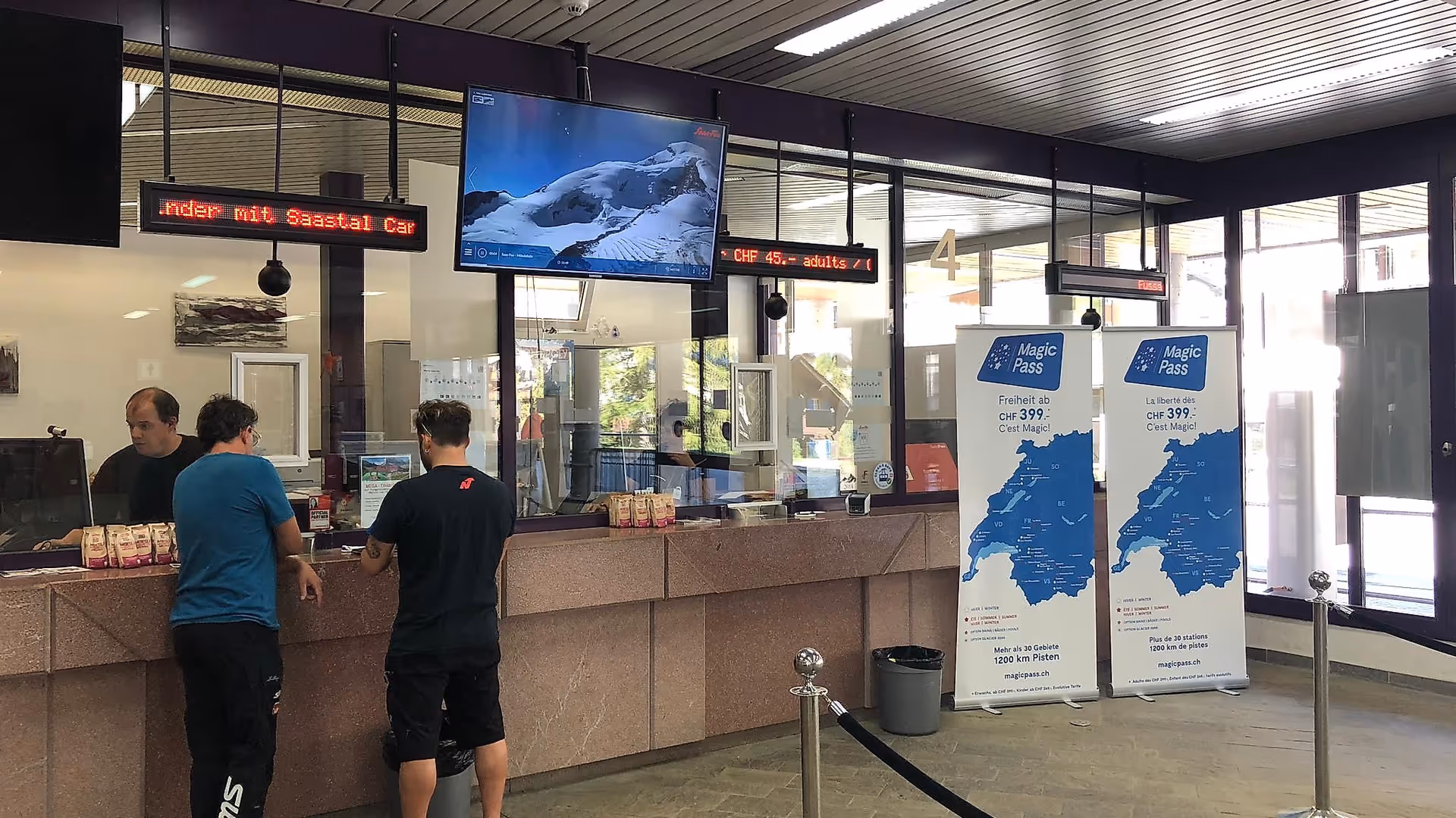 DOOH Screen Kassenbereich Alpin Express Saas Fee