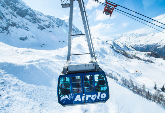 Gondel im Skigebiet Airolo in der Schweiz